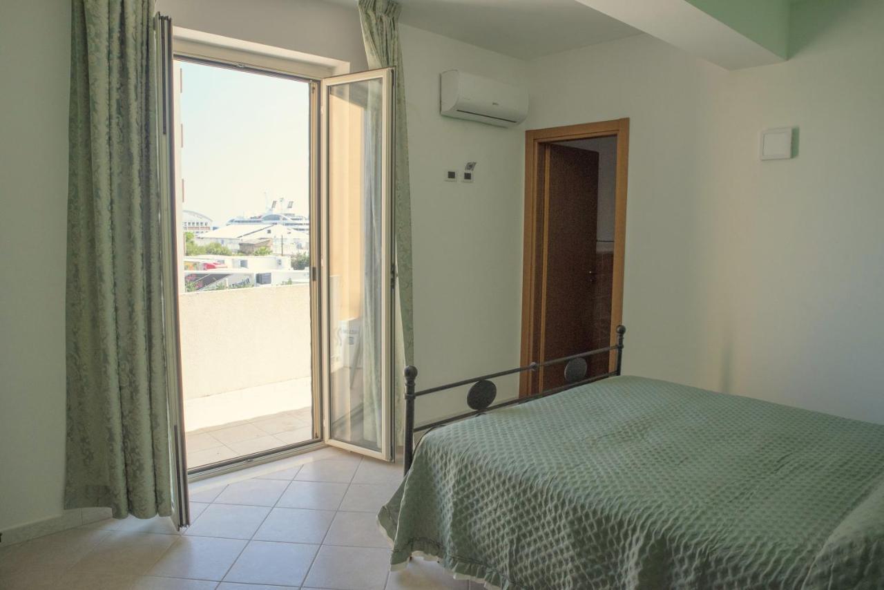 Carlo V - Holiday Rooms ปอร์โต เอมเปโดเกล ภายนอก รูปภาพ